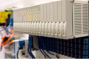 Programmable Logic Controller (PLC): Definisyon, Kalite, Prensip Travay, ak Aplikasyon